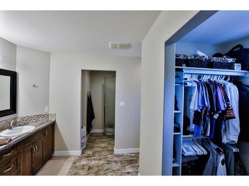 35 Church Avenue, Raymond, AB - Indoor Photo Showing Bathroom