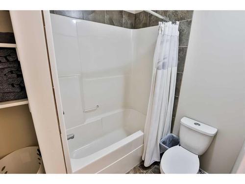 35 Church Avenue, Raymond, AB - Indoor Photo Showing Bathroom