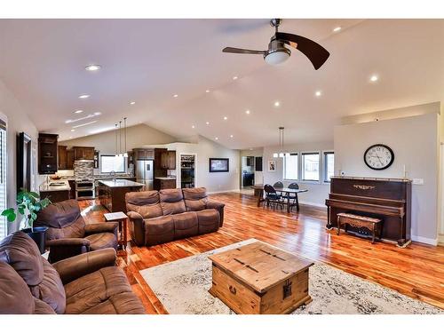 35 Church Avenue, Raymond, AB - Indoor Photo Showing Living Room