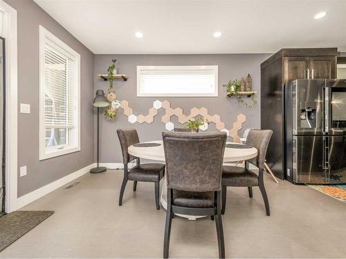 628 Sixmile Crescent South, Lethbridge, AB - Indoor Photo Showing Dining Room