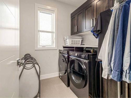 628 Sixmile Crescent South, Lethbridge, AB - Indoor Photo Showing Laundry Room