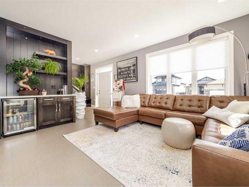 628 Sixmile Crescent South, Lethbridge, AB - Indoor Photo Showing Living Room