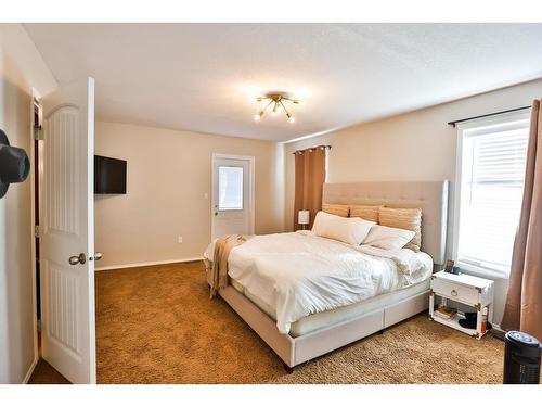 340 W 300 North, Raymond, AB - Indoor Photo Showing Bedroom