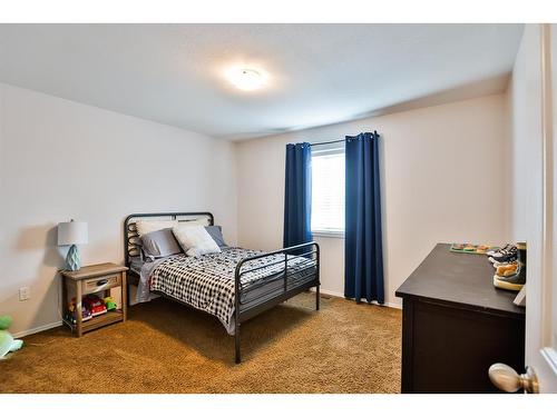 340 W 300 North, Raymond, AB - Indoor Photo Showing Bedroom