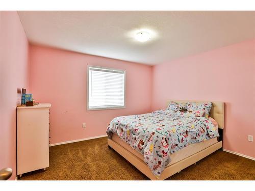 340 W 300 North, Raymond, AB - Indoor Photo Showing Bedroom