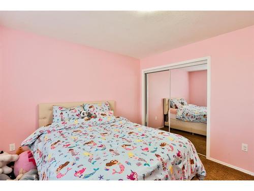 340 W 300 North, Raymond, AB - Indoor Photo Showing Bedroom