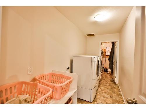 340 W 300 North, Raymond, AB - Indoor Photo Showing Laundry Room