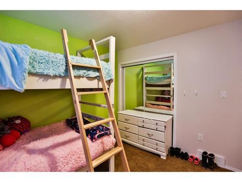 340 W 300 North, Raymond, AB - Indoor Photo Showing Bedroom