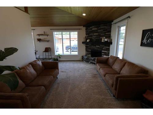 4608 53 Avenue, Taber, AB - Indoor Photo Showing Living Room