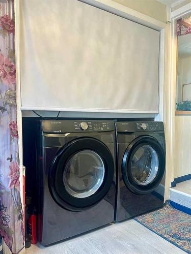 96 Dalhousie Court West, Lethbridge, AB - Indoor Photo Showing Laundry Room