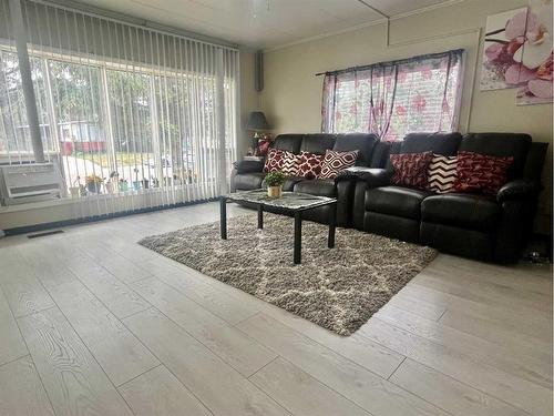 96 Dalhousie Court West, Lethbridge, AB - Indoor Photo Showing Living Room