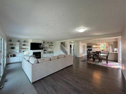 1276 Thistle Crescent, Pincher Creek, AB - Indoor Photo Showing Living Room