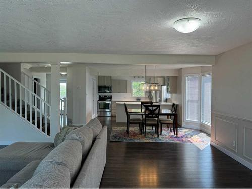 1276 Thistle Crescent, Pincher Creek, AB - Indoor Photo Showing Living Room