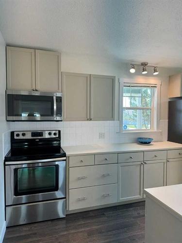 1276 Thistle Crescent, Pincher Creek, AB - Indoor Photo Showing Kitchen