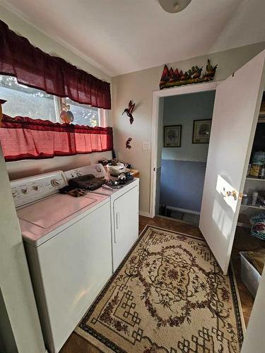 125 5 Avenue Ne, Milk River, AB - Indoor Photo Showing Kitchen