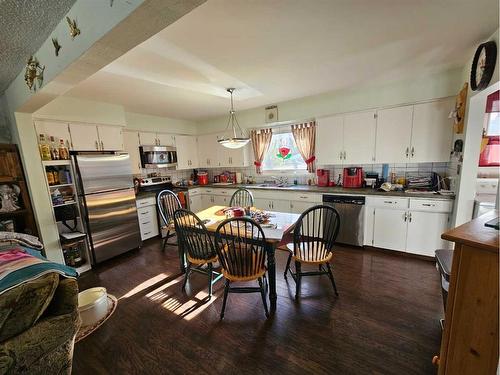 125 5 Avenue Ne, Milk River, AB - Indoor Photo Showing Kitchen With Double Sink