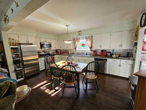 125 5 Avenue Ne, Milk River, AB - Indoor Photo Showing Kitchen With Double Sink