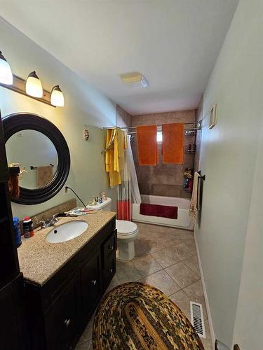 125 5 Avenue Ne, Milk River, AB - Indoor Photo Showing Bathroom