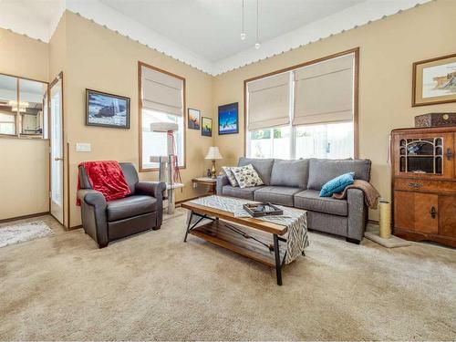 1507 13 Street North, Lethbridge, AB - Indoor Photo Showing Living Room