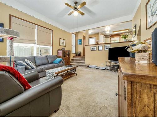 1507 13 Street North, Lethbridge, AB - Indoor Photo Showing Living Room