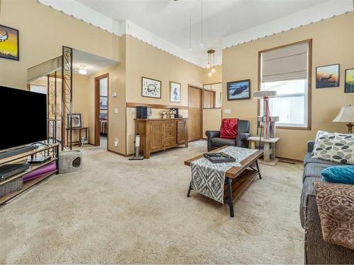 1507 13 Street North, Lethbridge, AB - Indoor Photo Showing Living Room