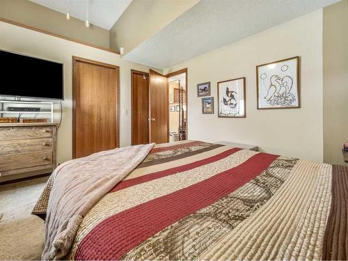 1507 13 Street North, Lethbridge, AB - Indoor Photo Showing Bedroom