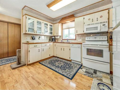 1507 13 Street North, Lethbridge, AB - Indoor Photo Showing Kitchen