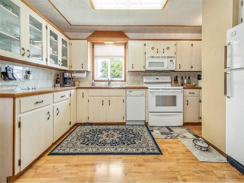 1507 13 Street North, Lethbridge, AB - Indoor Photo Showing Kitchen