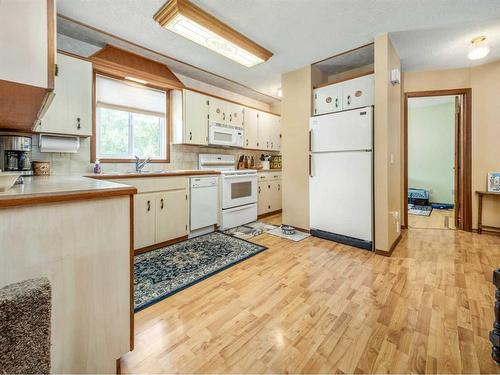 1507 13 Street North, Lethbridge, AB - Indoor Photo Showing Kitchen