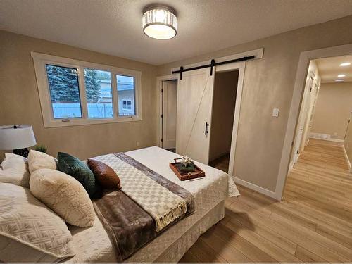 1733 Lakeshore Road South, Lethbridge, AB - Indoor Photo Showing Bedroom