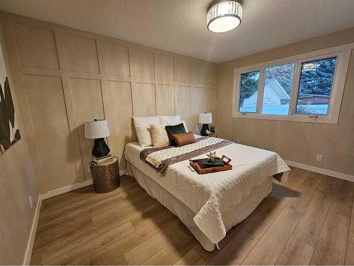 1733 Lakeshore Road South, Lethbridge, AB - Indoor Photo Showing Bedroom