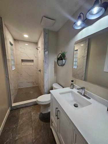 1733 Lakeshore Road South, Lethbridge, AB - Indoor Photo Showing Bathroom