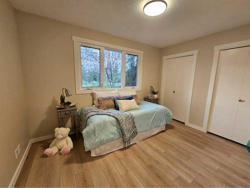 1733 Lakeshore Road South, Lethbridge, AB - Indoor Photo Showing Bedroom