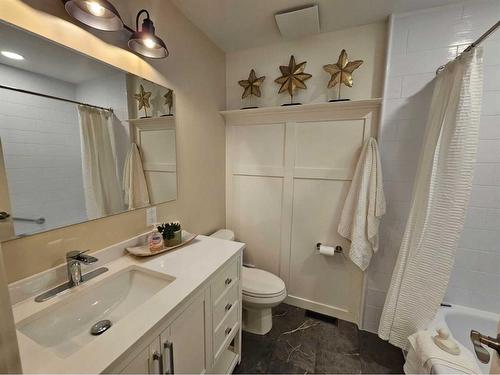 1733 Lakeshore Road South, Lethbridge, AB - Indoor Photo Showing Bathroom