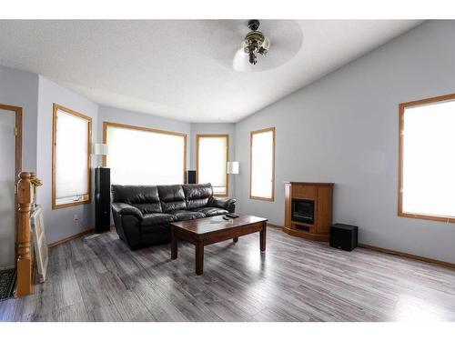 6002 Park Place, Taber, AB - Indoor Photo Showing Living Room