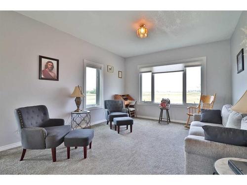 475 Harker Avenue West, Magrath, AB - Indoor Photo Showing Living Room