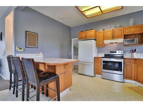 475 Harker Avenue West, Magrath, AB - Indoor Photo Showing Kitchen