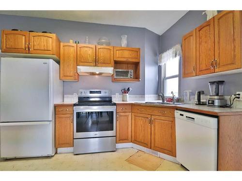 475 Harker Avenue West, Magrath, AB - Indoor Photo Showing Kitchen