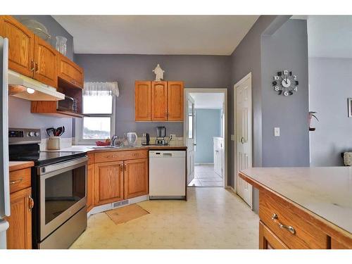 475 Harker Avenue West, Magrath, AB - Indoor Photo Showing Kitchen