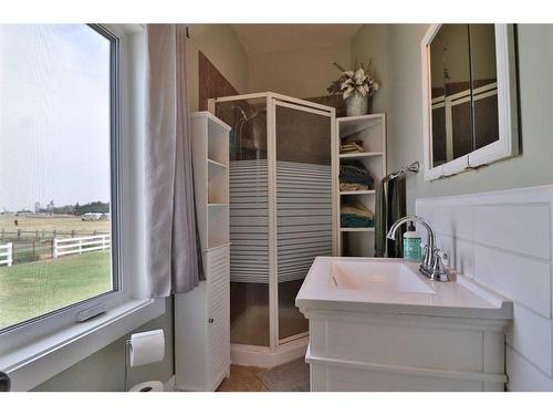 475 Harker Avenue West, Magrath, AB - Indoor Photo Showing Bathroom