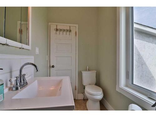 475 Harker Avenue West, Magrath, AB - Indoor Photo Showing Bathroom