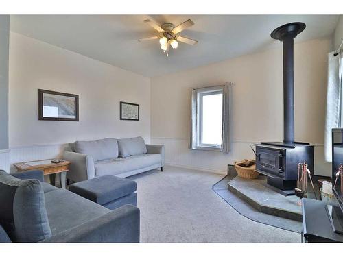 475 Harker Avenue West, Magrath, AB - Indoor Photo Showing Living Room