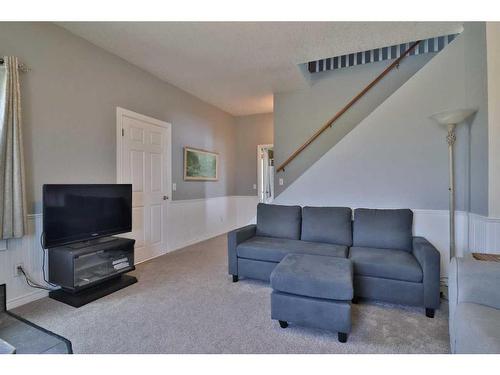 475 Harker Avenue West, Magrath, AB - Indoor Photo Showing Living Room