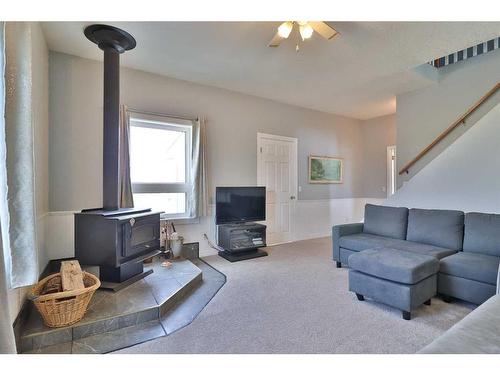 475 Harker Avenue West, Magrath, AB - Indoor Photo Showing Living Room