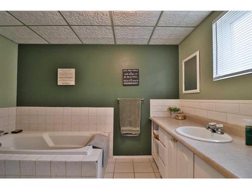 475 Harker Avenue West, Magrath, AB - Indoor Photo Showing Bathroom