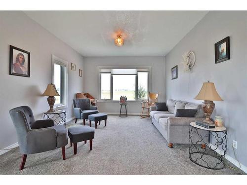 475 Harker Avenue West, Magrath, AB - Indoor Photo Showing Living Room