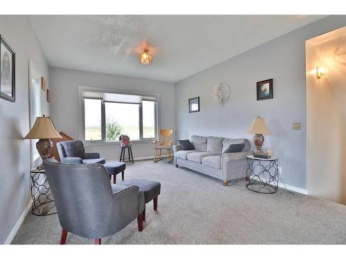 475 Harker Avenue West, Magrath, AB - Indoor Photo Showing Living Room