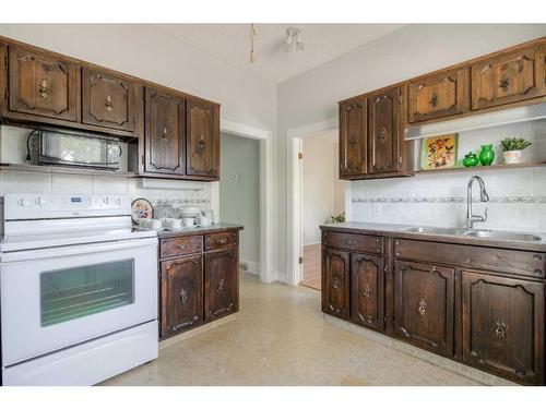 602 12C Street North, Lethbridge, AB - Indoor Photo Showing Kitchen