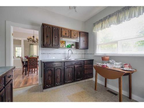 602 12C Street North, Lethbridge, AB - Indoor Photo Showing Kitchen