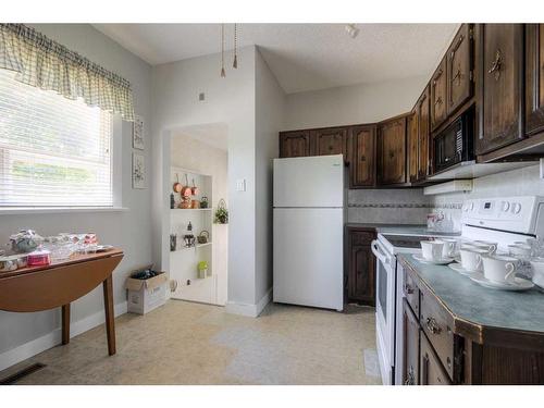 602 12C Street North, Lethbridge, AB - Indoor Photo Showing Kitchen